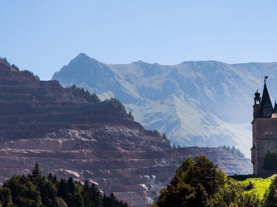 Our tips: the best trips in Styria Mountain landscape with church in foreground and steep mountains in background