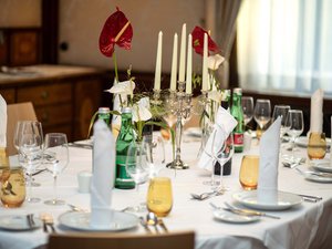 Seminarhotel Böhlerstern: die wichtigsten Infos zum Download Eleganter gedeckter Esstisch mit weißen Servietten und Blumenarrangements