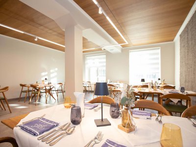 Seminarräume im Hotel Böhlerstern: Albert Heller, moderner Speiseraum mit eingedeckten Tischen und Holzstühlen