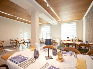 Seminarhotel Böhlerstern: die wichtigsten Infos zum Download Heller, moderner Speiseraum mit eingedeckten Tischen und Holzstühlen