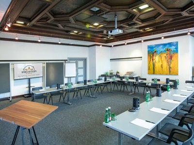 Meeting rooms at Hotel Böhlerstern: video conference room Conference room with U-shaped tables, chairs, projector, and screen