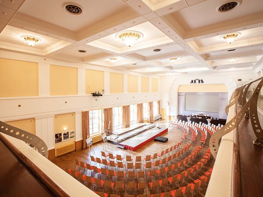 Seminarräume im Hotel Böhlerstern: der Theatersaal Großer Veranstaltungssaal mit Bühne und Reihen von Stühlen in einem modernen Gebäude