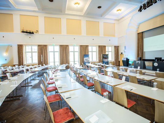 Seminarräume im Hotel Böhlerstern: der Theatersaal Hell eingerichteter Konferenzraum mit Tischen, Stühlen und Projektor