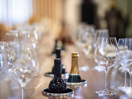 Seminar rooms at Hotel Böhlerstern: our Genusslabor® Elegant table setting with wine bottles and glasses for a festive meal