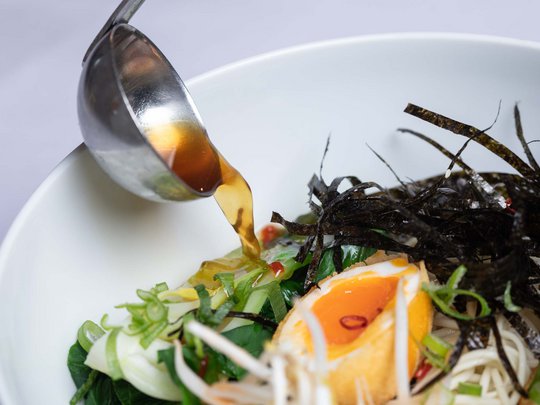 Seminar rooms at Hotel Böhlerstern: our Genusslabor® Broth being poured into a bowl with vegetables, egg, and seaweed