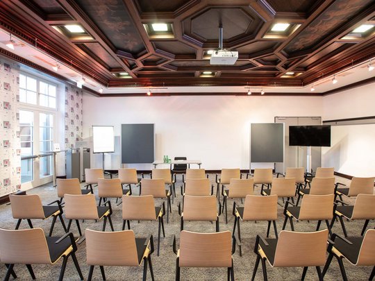 Seminar rooms at Hotel Böhlerstern: music room Empty conference room with chairs, projector, and decorative ceiling
