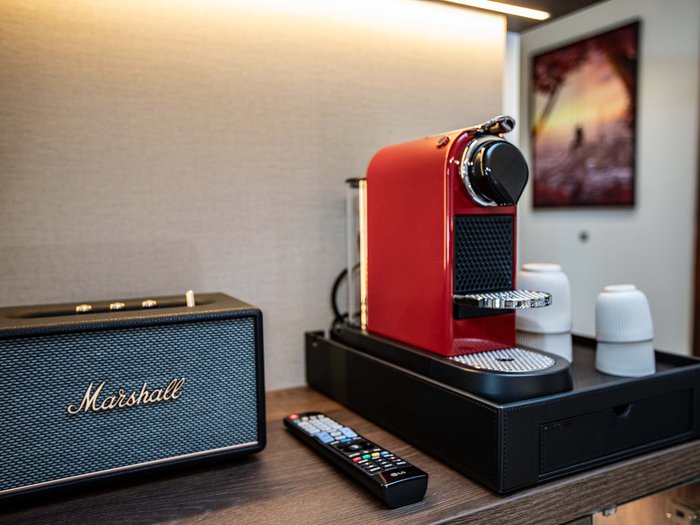 Hotel Böhlerstern in der Steiermark: unsere Zimmer Roter Kaffeeautomat neben Marshall Lautsprecher und Fernbedienung auf Holztisch