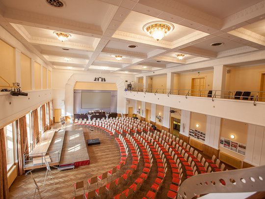 Seminarräume im Hotel Böhlerstern: der Theatersaal Großer Versammlungsraum mit Bühne und Reihen von roten Stühlen
