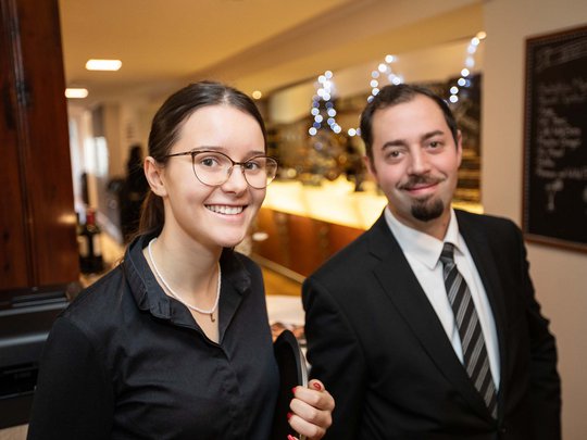 Private Feiern im Hotel Böhlerstern Lächelnde junge Servicekraft und Kellner in Restaurantumgebung