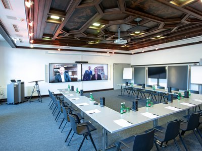 Meeting rooms at Hotel Böhlerstern: video conference room Modern meeting room with wooden ceiling and video call on large screens