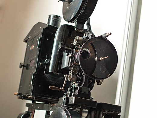 Hotel Böhlerstern: Ihr Seminarhotel in der Steiermark Alte Filmprojektor-Maschine in Nahaufnahme vor hellem Fenster