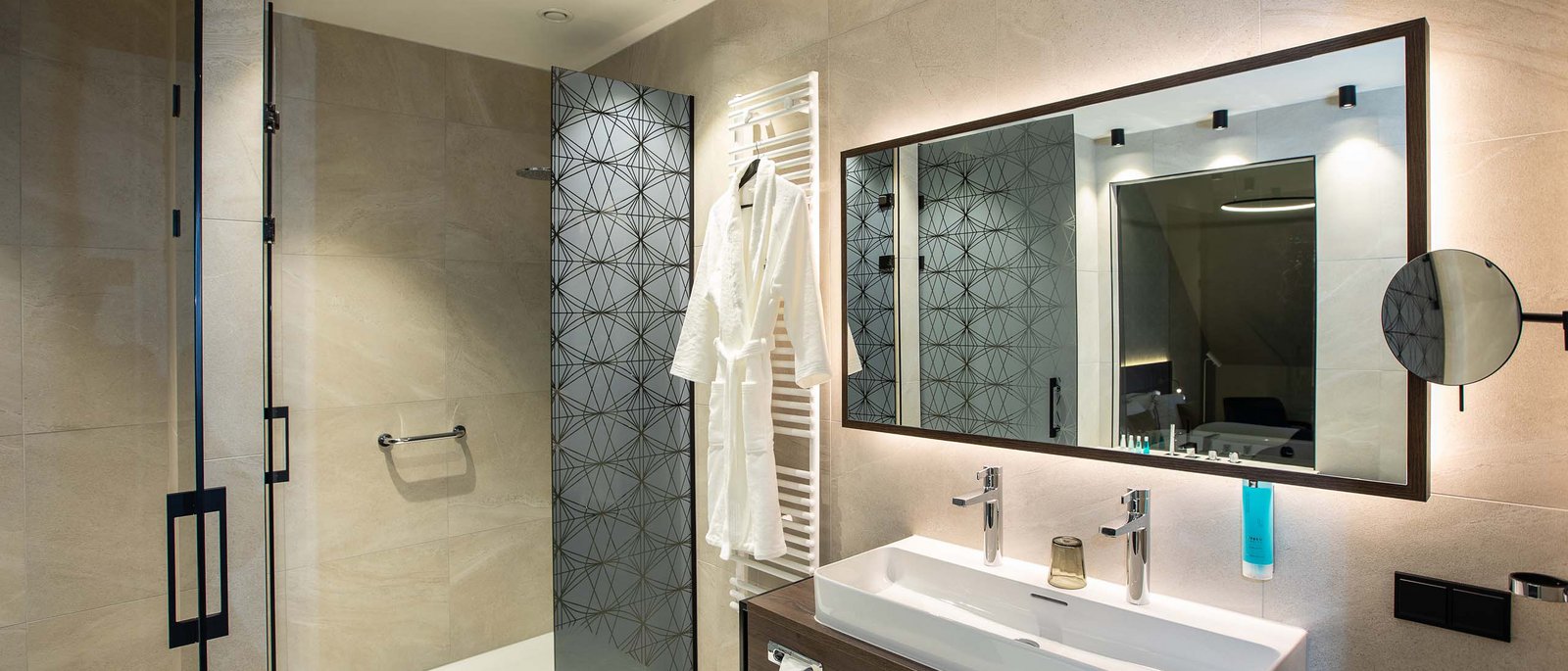 Executive Room Modernes Badezimmer mit großer Dusche, Doppelwaschbecken und beleuchtetem Spiegel