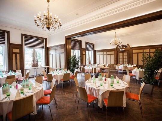 Seminar rooms at Hotel Böhlerstern: club room Elegant banquet hall with decorated tables and chandeliers
