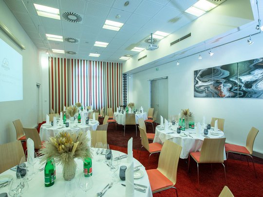 Seminar rooms at Hotel Böhlerstern: our Genusslabor® Elegantly set tables in a modern event room with floral centerpieces