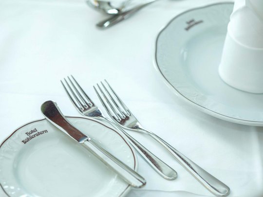Private Feiern im Hotel Böhlerstern Besteck und Teller auf weißem Tischdecken im Hotel Bühlerstern