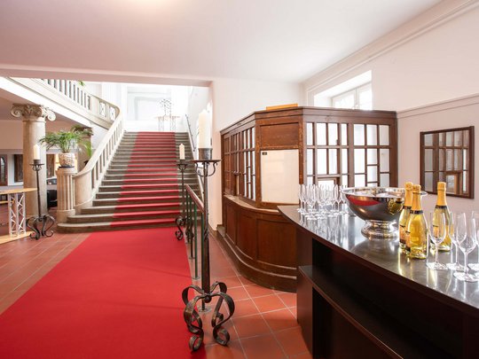 Seminarräume im Hotel Böhlerstern: der Theatersaal Roter Teppich und Treppe in einem eleganten Veranstaltungsort mit Sekt und Gläsern