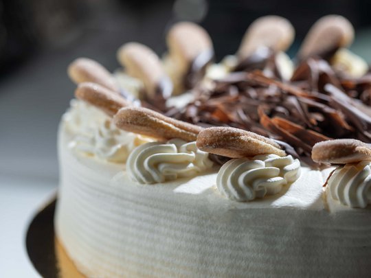 Private Feiern im Hotel Böhlerstern Nahaufnahme einer Sahnetorte mit Biskuit und Schokoladenraspeln