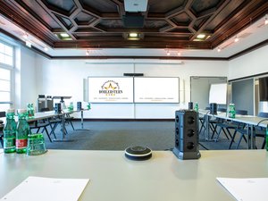 Seminarhotel Böhlerstern: die wichtigsten Infos zum Download Konferenzraum mit U-förmiger Tischanordnung und Projektorbildschirm