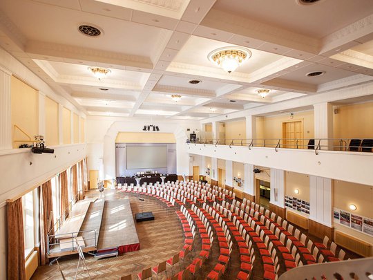 Seminarräume im Hotel Böhlerstern: der Theatersaal Großer Veranstaltungssaal mit gebogenen Sitzreihen und Bühne am Fenster