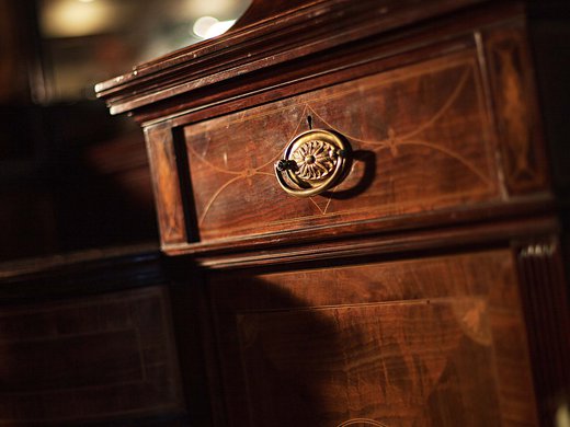 Hotel Böhlerstern: Ihr Seminarhotel in der Steiermark Antiker hölzerner Schrank mit floralem Muster und Messinggriff