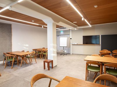 Seminarräume im Hotel Böhlerstern: Albert Moderner Besprechungsraum mit Holztischen, Stühlen, Flipchart und Wandfernseher