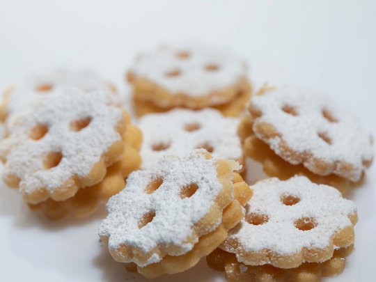Seminar rooms at Hotel Böhlerstern: our Genusslabor® Several stacked cookies dusted with powdered sugar on a white background