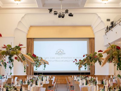 Seminarräume im Hotel Böhlerstern: der Theatersaal Eleganter Veranstaltungsraum mit dekorierten Tischen und großer Leinwand