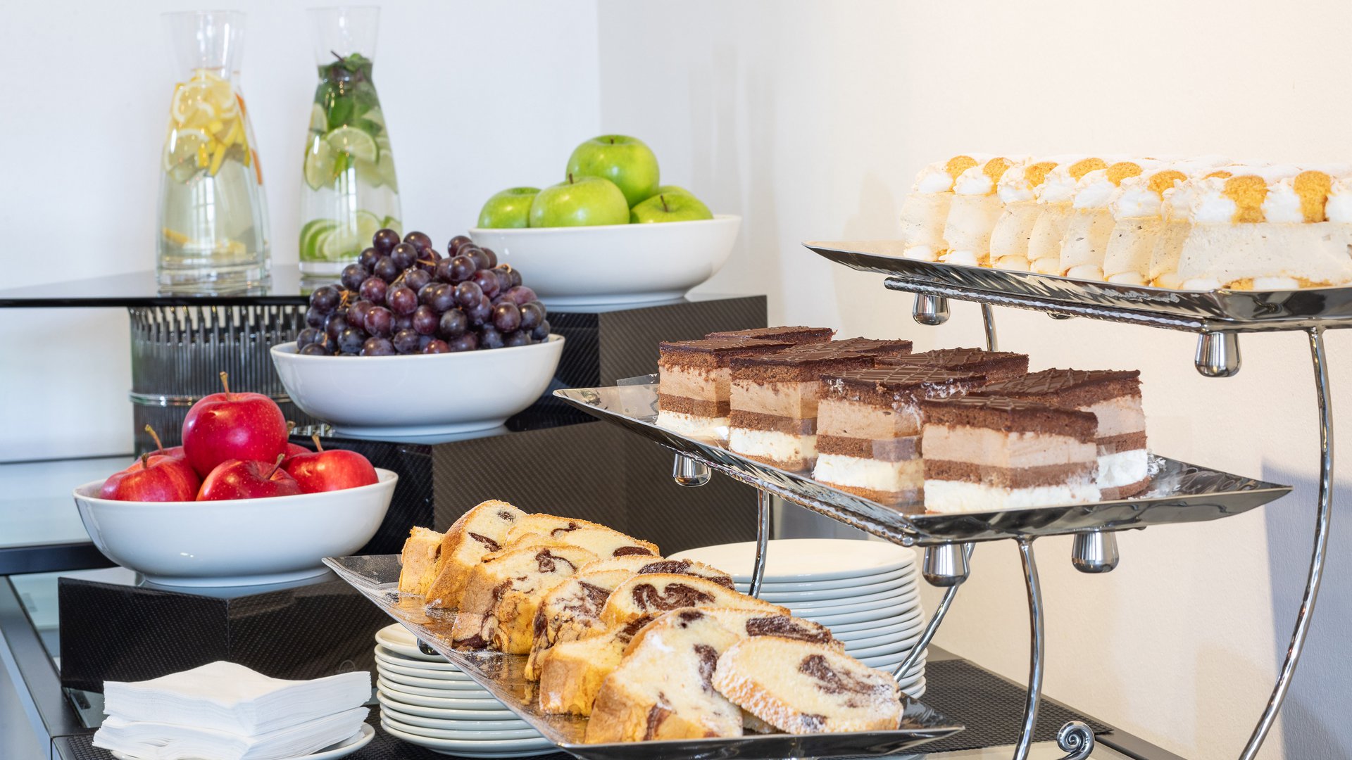 Meeting rooms at Hotel Böhlerstern: video conference room Buffet with cakes, fresh fruit, and beverage carafes