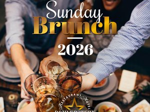 Restaurant Bachstelze in Kapfenberg Menschen stoßen mit Getränken beim Sonntagsbrunch 2026 an
