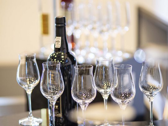 Seminar rooms at Hotel Böhlerstern: our Genusslabor® Several empty wine glasses and bottles on a round black table