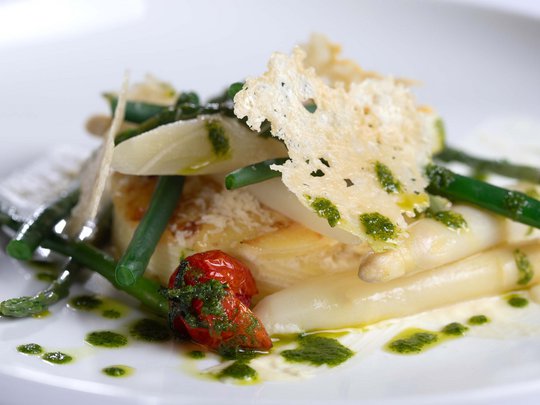 Seminar rooms at Hotel Böhlerstern: our Genusslabor® Elegant dish with white asparagus, green asparagus, tomato, and Parmesan crisp