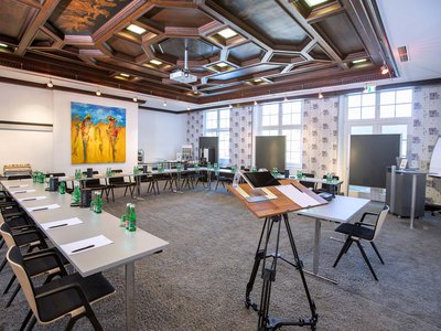 Seminar rooms at Hotel Böhlerstern: music room Bright conference room with U-shaped table setup and modern speaker podium