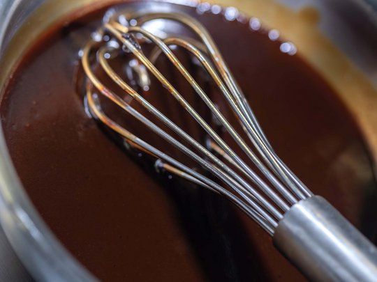 Seminar rooms at Hotel Böhlerstern: our Genusslabor® Metal whisk in bowl with liquid chocolate sauce
