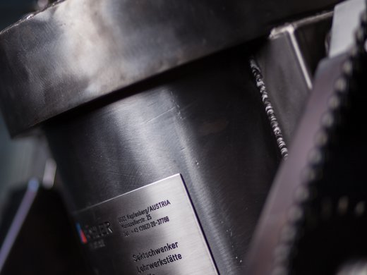 Hotel Böhlerstern: Ihr Seminarhotel in der Steiermark Nahaufnahme eines Metallgeräts, das eine Champagnerflasche mit deutschem Etikett hält