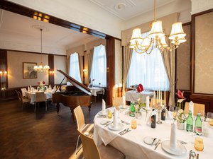 Seminarhotel Böhlerstern: die wichtigsten Infos zum Download Elegantes Speisezimmer mit gedecktem Tisch und Flügel in historischem Ambiente