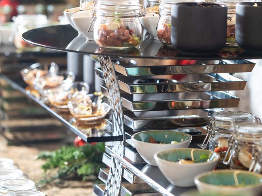 Private Feiern im Hotel Böhlerstern Mehrstöckiges Buffet mit verschiedenen kleinen Gerichten in Gläsern und Schalen