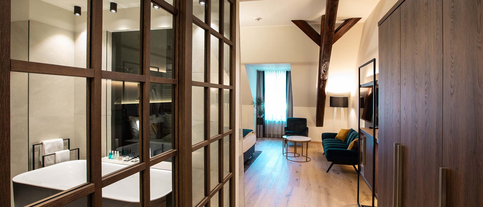 Executive Room Moderne Hotelzimmer mit freistehender Badewanne und gemütlicher Sitzecke