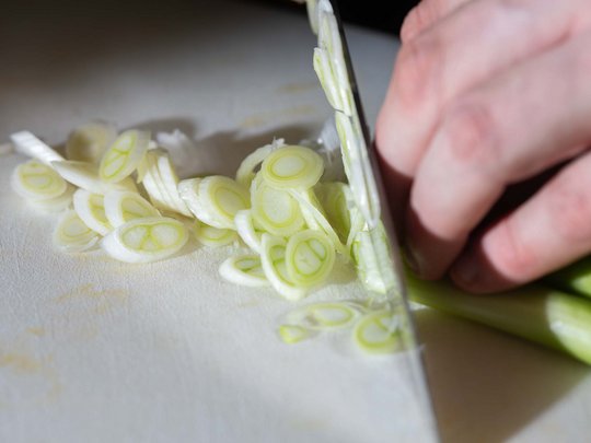 Seminar rooms at Hotel Böhlerstern: our Genusslabor® Close-up of chopped green onions on a cutting board