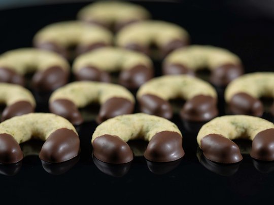 Seminar rooms at Hotel Böhlerstern: our Genusslabor® Multiple vanilla crescent cookies dipped in chocolate on a black surface