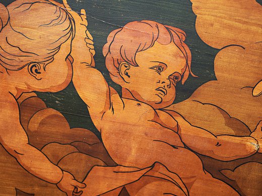 Hotel Böhlerstern: Ihr Seminarhotel in der Steiermark Detail eines Holzkunstwerks mit zwei Engeln und Wolken