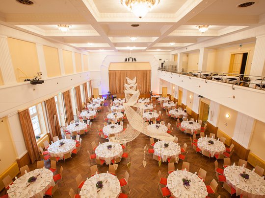 Seminarräume im Hotel Böhlerstern: der Theatersaal Helles Bankettzimmer mit rund gedeckten Tischen und hängender Dekoration