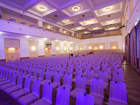 Seminarräume im Hotel Böhlerstern: der Theatersaal Leeres Veranstaltungssaal mit vielen Reihen von Stühlen und Balkon