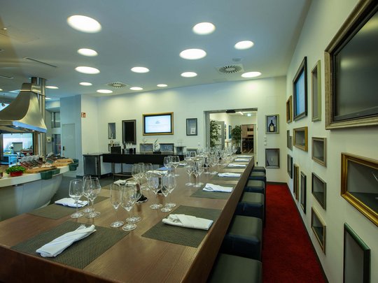 Seminar rooms at Hotel Böhlerstern: our Genusslabor® Elegant dining area with long wooden table set with glasses