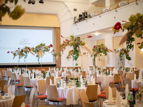Seminarräume im Hotel Böhlerstern: der Theatersaal Festlich dekorierter Veranstaltungssaal mit gedeckten Tischen und Blumenarrangements