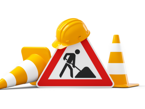 Anfragen Baustellenschild, Verkehrshütchen und gelber Bauhelm auf weißem Hintergrund