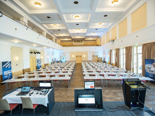 Seminarräume im Hotel Böhlerstern: der Theatersaal Leerer Konferenzraum mit vielen Sitzreihen und Präsentationstechnik vorn