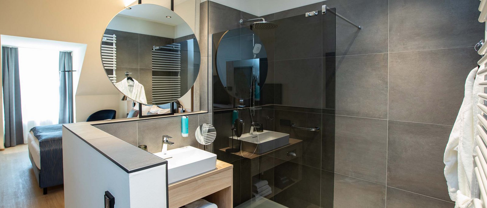Double room Modern bathroom with walk-in shower and round mirror