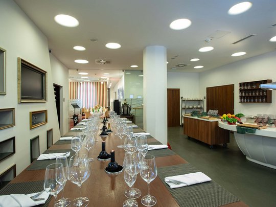 Seminar rooms at Hotel Böhlerstern: our Genusslabor® Modern restaurant with long table set with wine glasses and buffet area