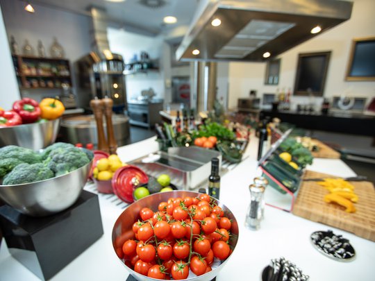 Seminar rooms at Hotel Böhlerstern: our Genusslabor® Modern kitchen with fresh vegetables like tomatoes, broccoli, and bell peppers