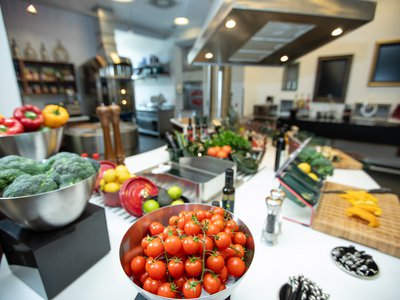 Seminar rooms at Hotel Böhlerstern: our Genusslabor® Modern kitchen with fresh vegetables like tomatoes, broccoli, and bell peppers
